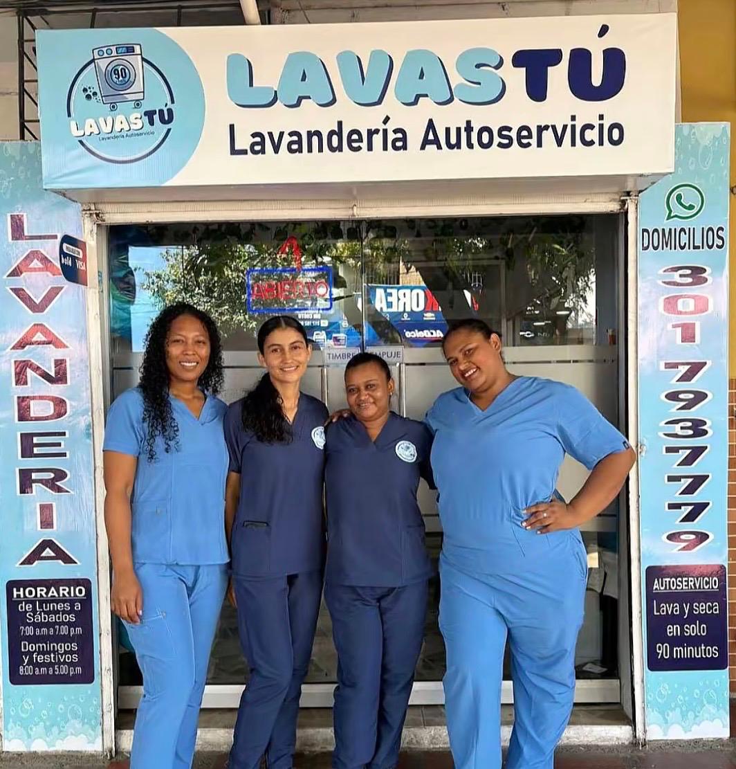 Equipo de operadoras LavasTú asesorando a clientes en sede Porvenir